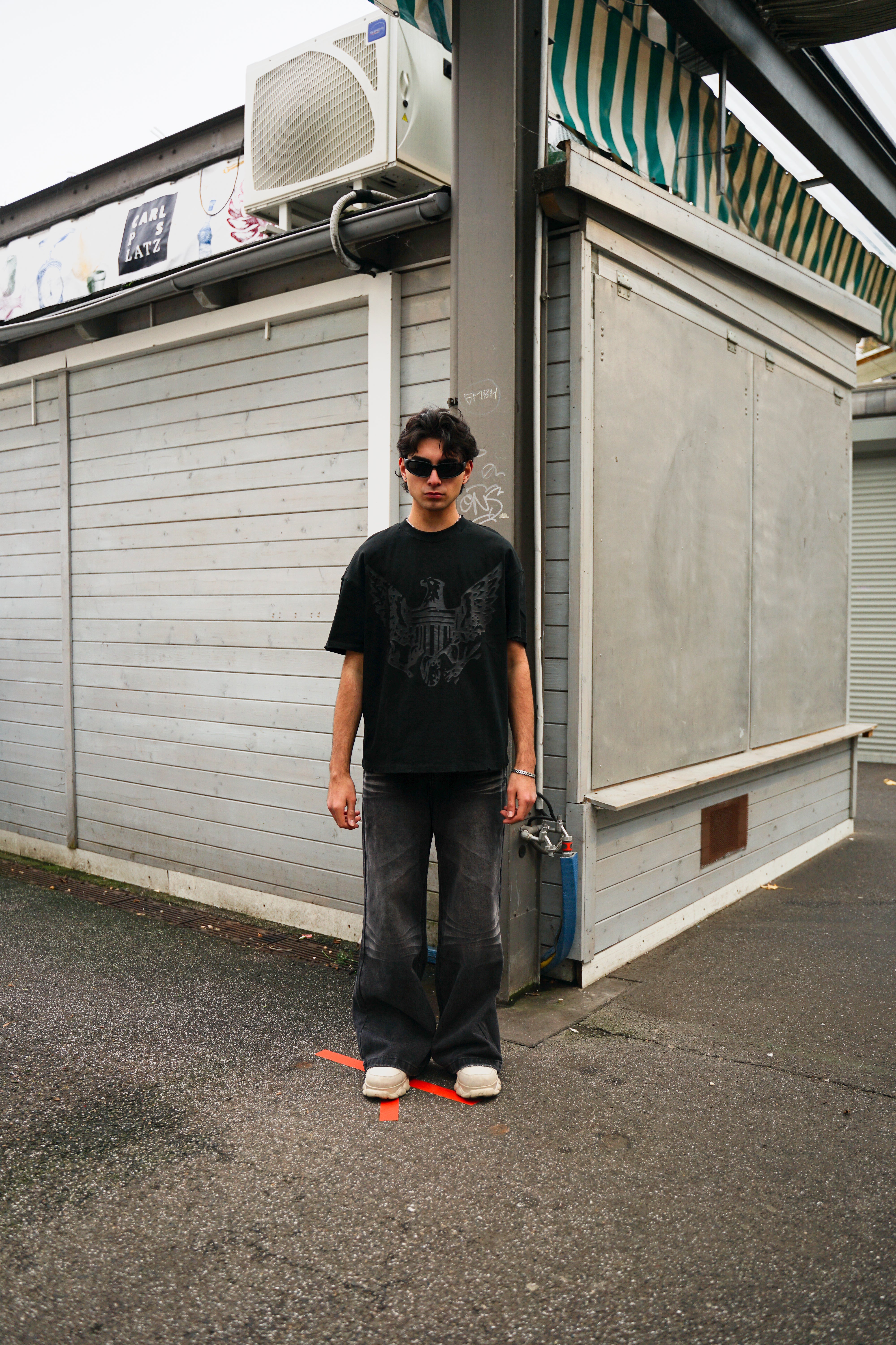 LOGO DISTRESSED BLACK T-SHIRT